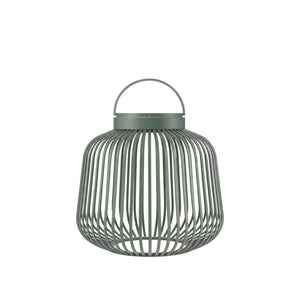 Kleine groene lantaarn met oplaadbare led lamp van Blomus Lito met moderne uitstraling en verticale lijnen
