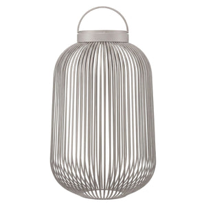 Grote grijze lantaarn met oplaadbare led lamp van Blomus Lito met moderne uitstraling en verticale lijnen