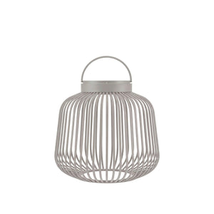 Kleine grijze lantaarn met oplaadbare led lamp van Blomus Lito met moderne uitstraling en verticale lijnen