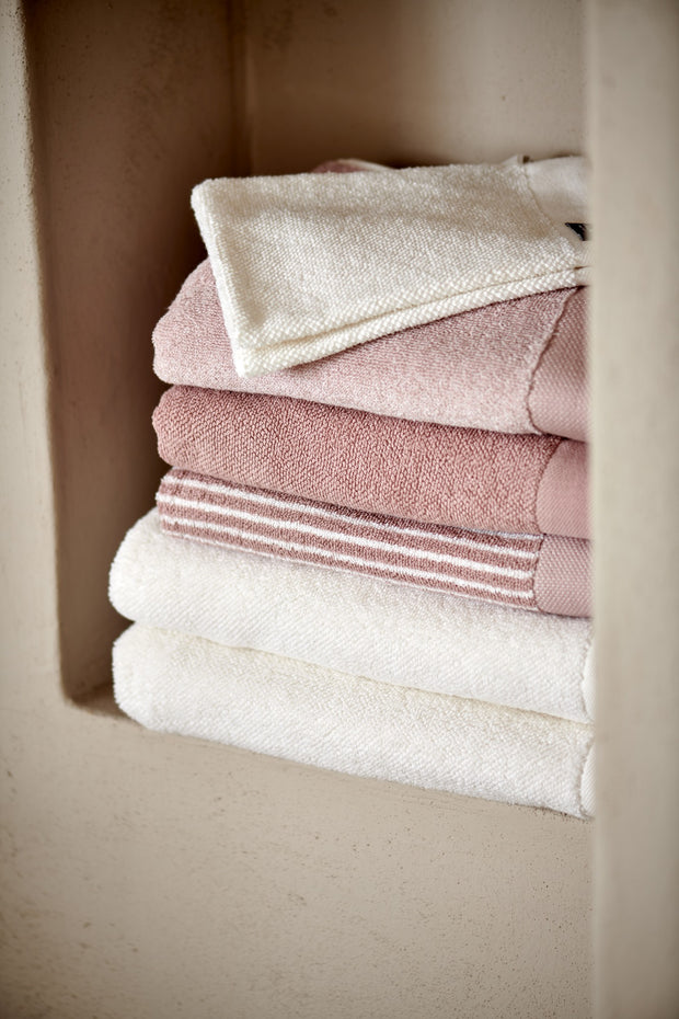 Vandyck Home badtextiel in White & Sepia Pink - www.bath-living.com