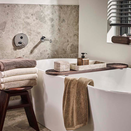 Aquanova Cosmo kruk - Athena handdoeken - Ostra badbrug - Ebony zeeppomp en tissuehouder - Java organizers - www.bath-living.com