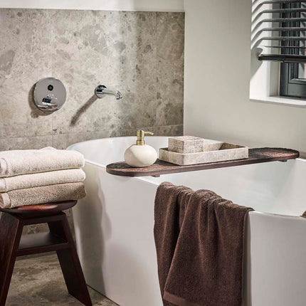 Aquanova Ostra badplank - Cosmo kruk - Athena handdoeken - Ugo zeeppomp - Java tray en box - www.bath-living.com