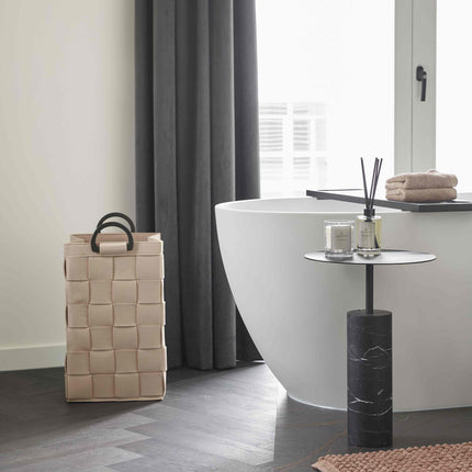 Aquanova Dix wasmand - London handdoek - Nero bijzettafel - Axel badmat - Paris geurstokjes en kaars - www.bath-living.com