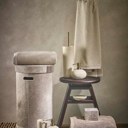 Aquanova Java Brindle - Ugo Desert - Cosmo Pecan - Ostra Pecan - Athena Desert Aquanova Java wasmand Brindle - Ostra badplank - Maks badmat - Athena handdoek Desert - Ugo zeeppomp Desert - www.bath-living.com