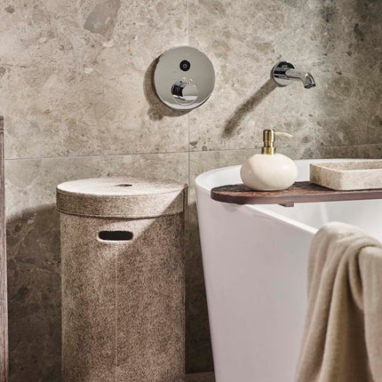 Aquanova Java wasmand Brindle - Ostra badplank - Athena handdoek Desert - Ugo zeeppomp Desert - www.bath-living.com