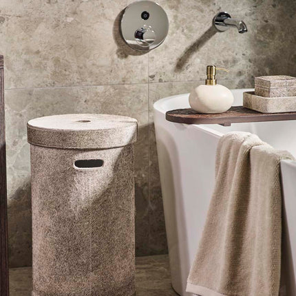 Aquanova Java wasmand en opbergbox - Ostra badplank - Maks badmat - Athena handdoek - Ugo zeeppomp - www.bath-living.com