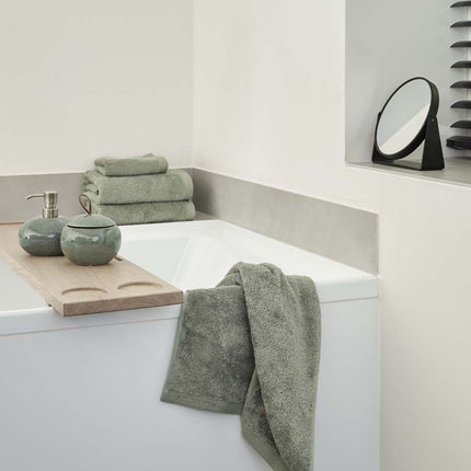 Aquanova London handdoeken Thyme - Ugo accessoires Forest - Mink badplank - Forte spiegel - www.bath-living.com
