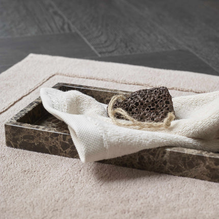 Aquanova London badmat Almond, Hammam tray Brown en London gastendoek Jasmin - www.bath-living.com
