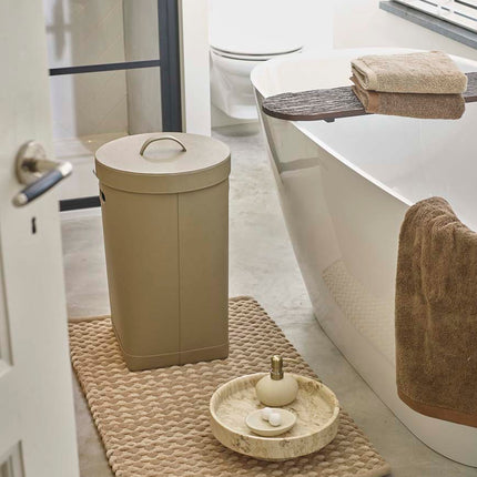 Aquanova Lotus wasmand - Blake schaal - Ugo accessoires - Ostra badplank - Maks badmat - Athena handdoeken - www.bath-living.com