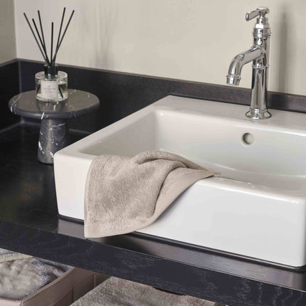 Aquanova Nero plateau - London handdoeken - Paris geurstokjes - Dix opbergmand - www.bath-living.com