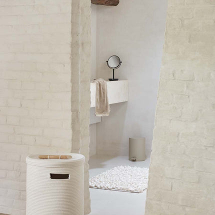 Aquanova Otis wasmand - Rocca badmat - Raf pedaalemmer - Porto spiegel - www.bath-living.com