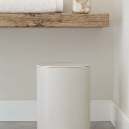 Aquanova Raf pedaalemmer en Blake beker in Desert - London handdoek in Jasmin - www.bath-living.com