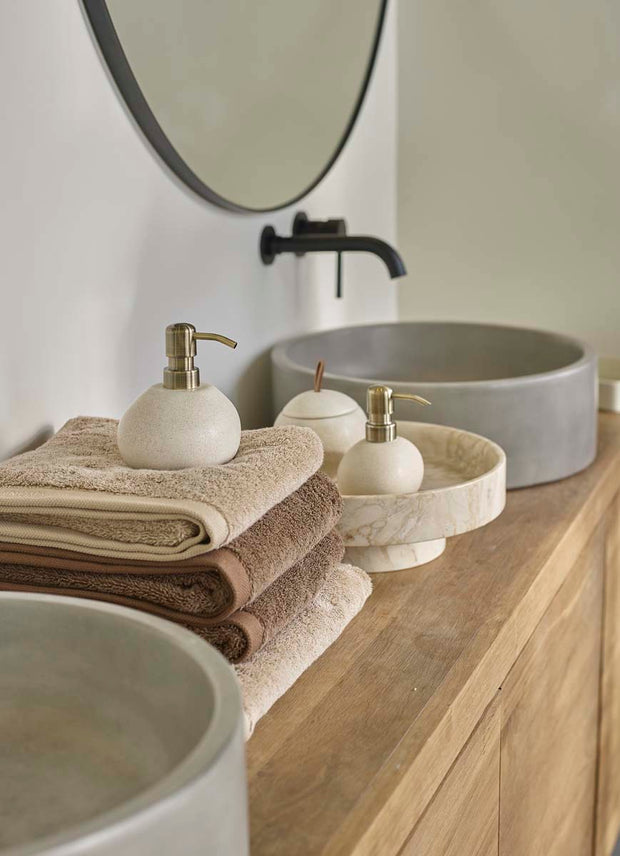 Aquanova Athena handdoeken - Ugo accessoires - Blake schaal op voet - www.bath-living.com