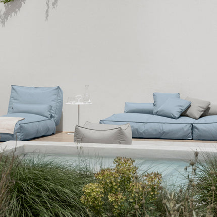 Blomus Stay daybed small (kleur Ocean) - poef (kleur Cloud) - kussens - Porter bijzettafel - www.bath-living.com