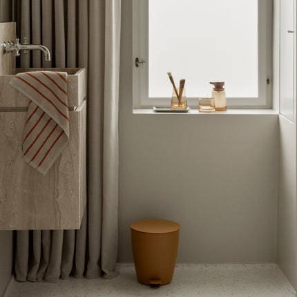 Blomus Ava badkamer accessoires - Arto handdoek - www.bath-living.com