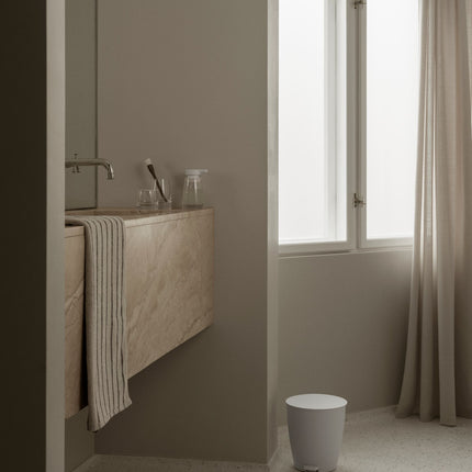 Blomus Ava White accessoires - Tuufa badmat - Arto handdoek - www.bath-living.com