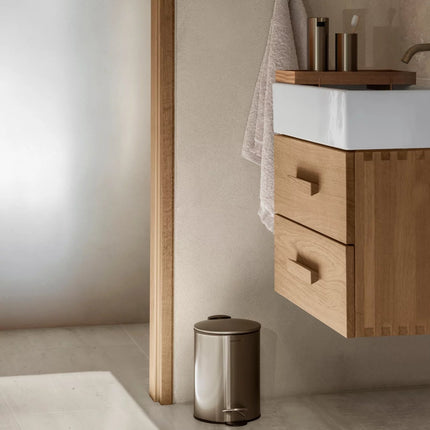 Blomus Modo accessoires en Tubo pedaalemmer in Brass - Abento tray - Riva handdoek Moonbeam - www.bath-living.com