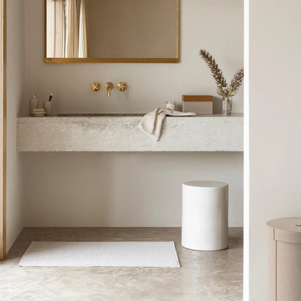 Blomus Kua accessoires, Sahla wasmand en sieradendoos, Riva badtextiel, Kuuva badmat en Toru bijzettafel - www.bath-living.com