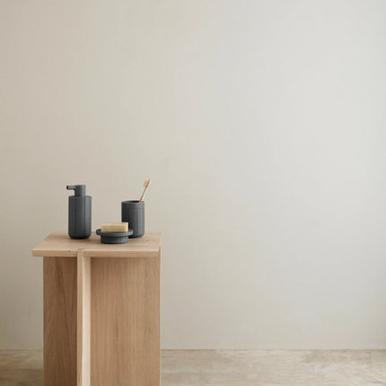 Blomus Kua zeeppomp, zeepbakje, beker - Engawa kruk - kaavu badmat - www.bath-living.com