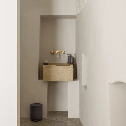 Blomus Kua zeepdispenser, beker, zeepbakje en pedaalemmer - kleur Magnet - www.bath-living.com