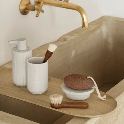 Blomus Kua zeepdoseerder, beker en zeepschaal Moonbeam - Baki tray Oak - www.bath-living.com