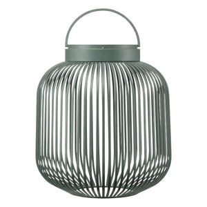 Middelgrote groene lantaarn met oplaadbare led lamp van Blomus Lito met moderne uitstraling en verticale lijnen
