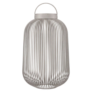 Grote grijze lantaarn met oplaadbare led lamp van Blomus Lito met moderne uitstraling en verticale lijnen