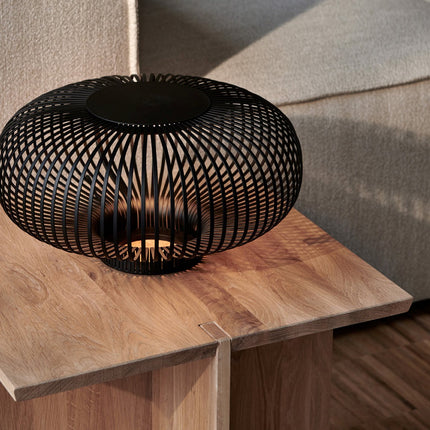 Blomus Lito led tafellamp in zwart en Engawa bijzettafel in blank eiken