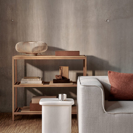 Blomus meubels Toki bijzettafel van wit keramiek en Lito tafellamp van beige gepoedercoat staal en Sahla badkameraccessoires
