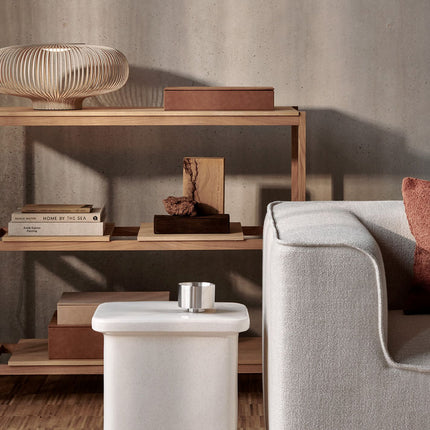 Blomus meubels Toki bijzettafel van wit keramiek en Lito tafellamp van beige gepoedercoat staal