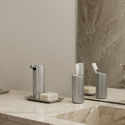 Blomus Modo Rof rvs zeeppomp en beker - www.bath-living.com