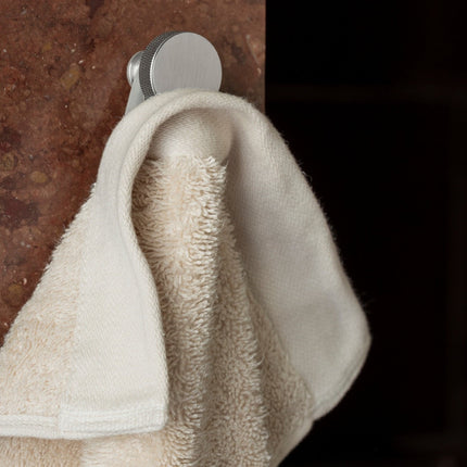 Blomus Rof wandhaak mat rvs - Riva handdoek Moonbeam - www.bath-living.com