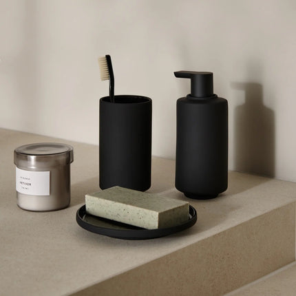 Blomus Saya Black accessoires - beker, zeepdispenser, zeepbakje - www.bath-living.com