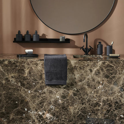 Blomus Saya accessoires - Modo mand en wandplank - Kirei zeepdispenser - Riva handdoek - Oku tray - www.bath-living.com