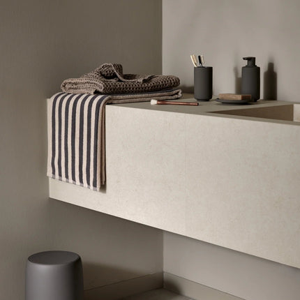 Bomus Saya accessoires - Caro handdoek - Sono pedaalemmer - www.bath-living.com