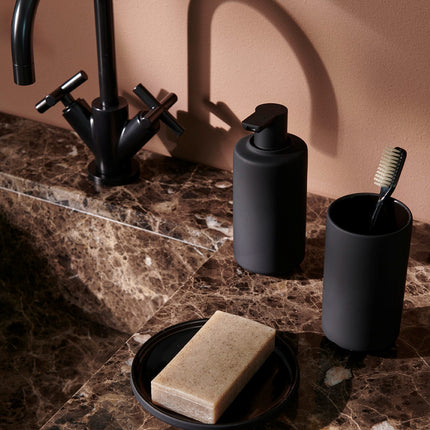 Blomus Saya accessoires in Black - zeepdispenser, beker, zeepbakje - www.bath-living.com