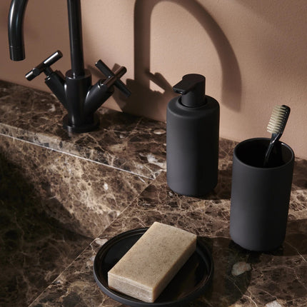 Blomus Saya accessoires in Magnet - zeepdispenser, beker, zeepbakje - www.bath-living.com
