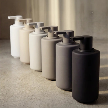 Blomus Saya zeepdispensers 190 ml - keramiek met soft coating - www.bath-living.com
