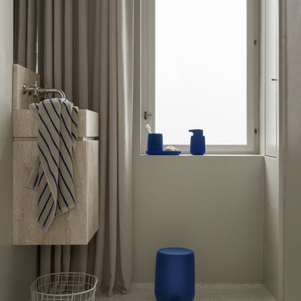 Blomus Sono badkamer accessoires Mazarine Blue - Kago Arto - www.bath-living.com