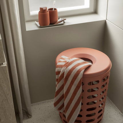 Blomus kleur Amber Brown - Korie wasmand - Sono accessoires - Arto handdoek - www.bath-living.com