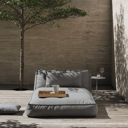 Blomus Stay daybed en kussens (Stone Boucle) en bijzettafel (Silk Gray) - Abento dienblad - www.bath-living.com