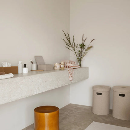 Blomus Toru bijzettafel, Sahla wasmand, Kua badkameraccessoires - www.bath-livng.com