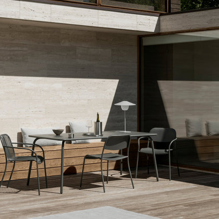 Blomus Yua tuintafel en tuinstoelen Granite Gray - www.bath-living.com