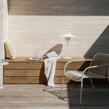 Blomus Silk Gray - Yua Wire loungestoel - Stay bijzettafel - Ani tafellamp White - www.bath-living.com