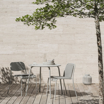 Blomus kleur Silk Gray - Yua Bistro set - Lito led lamp - www.bath-living.com