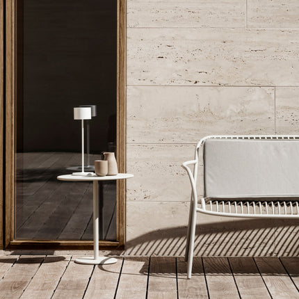 Blomus Yua tuinbank en Stay bijzettafel SIlk Gray - Farol tafellamp White - www.bath-living.com
