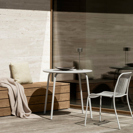 Blomus Yua bistro tuinset Silk Gray - Ondea schaal en Farol lamp Burned Metal - www.bath-living.com
