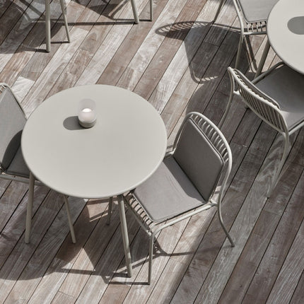 Blomus Yua ronde tuintafel in lichtgrijs met Yua Wire tuinstoelen Silk Grey