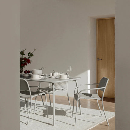 Blomus Yua tuintafel en tuinstoelen Silk Grey - www.bath-living.com