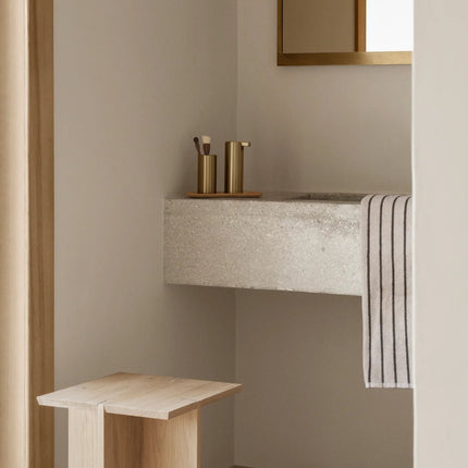Blomus badkamer accessoires Modo Brass, tray Baki Oak, bijzettafel Engawi Oak - www.bath-living.com
